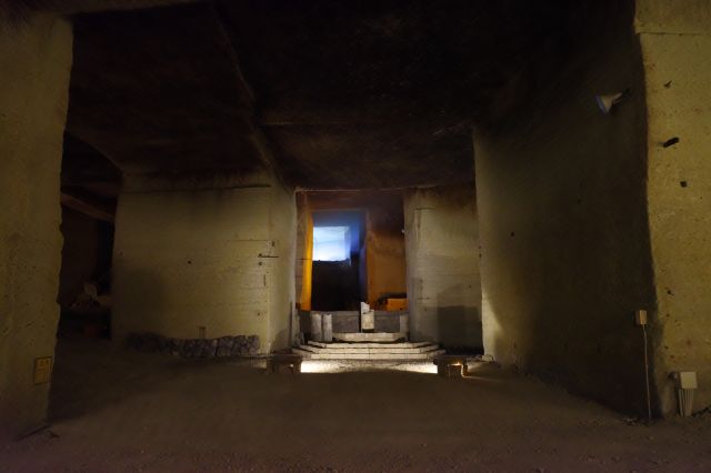 地上からの傾斜が続く。光が見えるので外から雨が入ったのでしょうか。