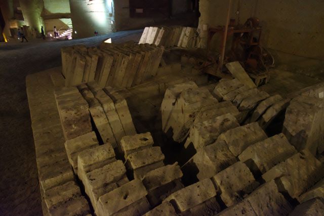 採掘した岩が並びます。