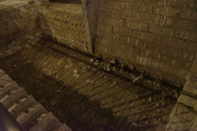 人工的に削岩した雰囲気の穴。