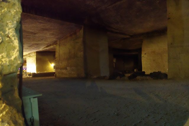 左側、アート作品展示エリア方面。