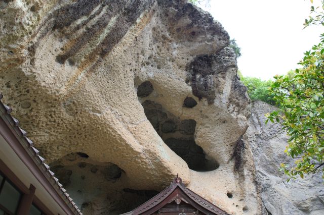 岩には大きな穴が開いている。