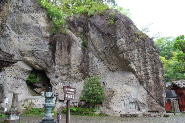 鳥の声が聞こえる静かな境内、周辺にも岩壁。
