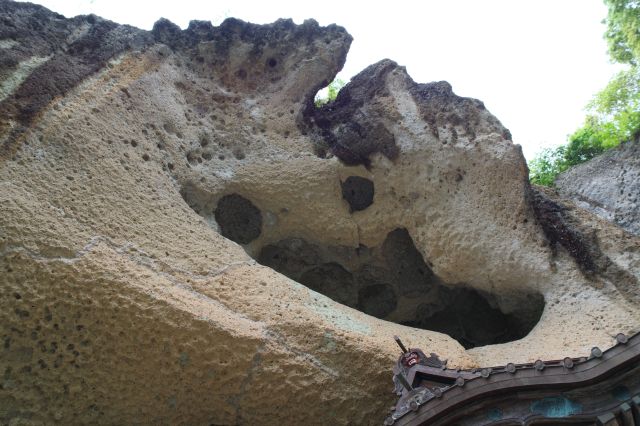 頭上の岩の大きな穴。