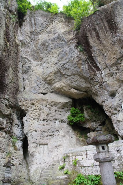 観音堂の右側の岩壁。