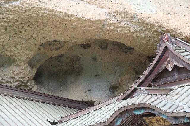 建物と一体化した岩。