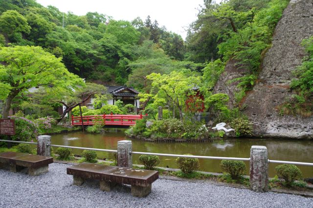 池に囲まれた弁天堂があります。