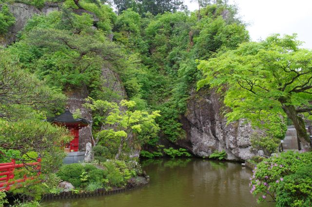 池の先は観音堂側の岩壁。