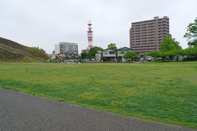 本丸広場の左側。土塁はコの字型だと分かります。