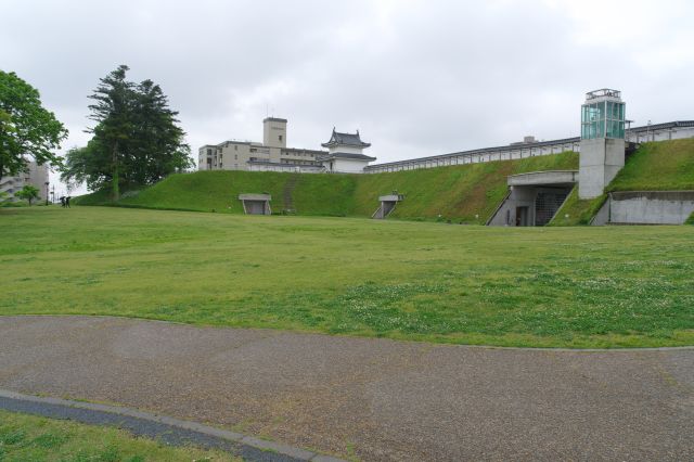 都市公園として整備された人工的な新しいスタイルの城跡という感じです。