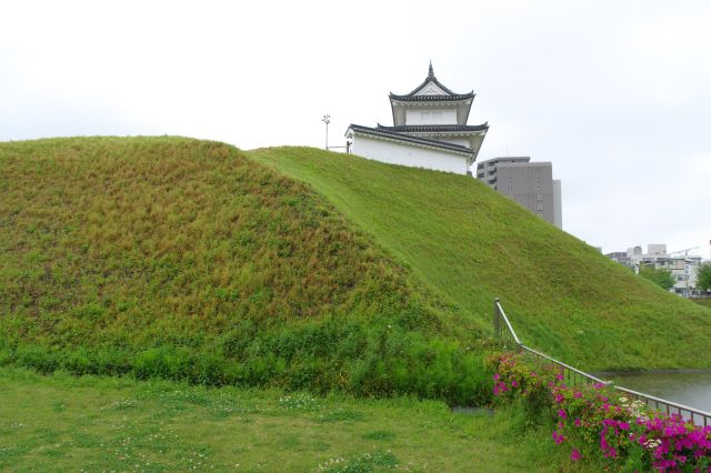 清明台と土塁が始まる部分。