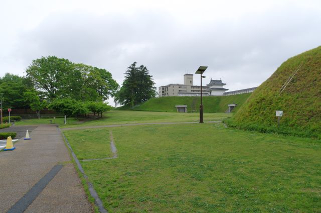 コの字型の土塁、南側はそのまま町並みに繋がります。