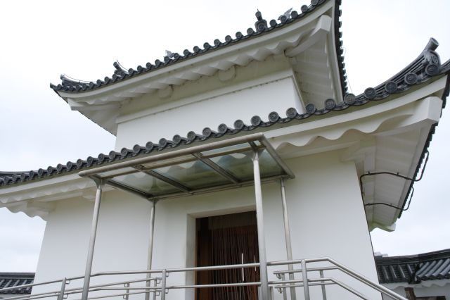 清明台へ入り見学します。天守代わりだった建物です。