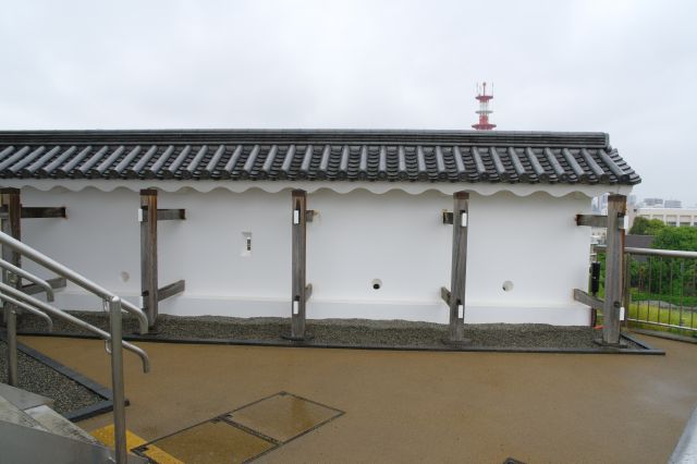 脇には狭間のある塀があります。