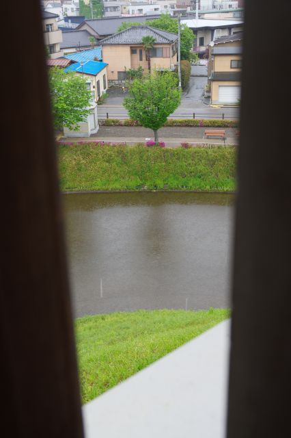 格子窓から望む堀。