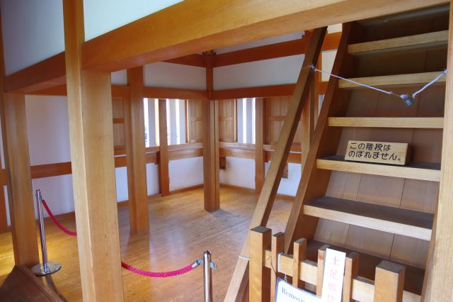 1周しました。2階は建築基準法の関係で上がれないようです。