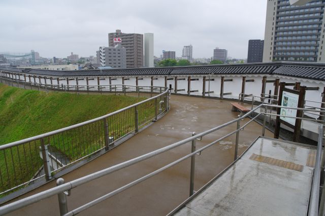 清明台から土塁伝いに富士見櫓へ向かいます。スロープがあります。