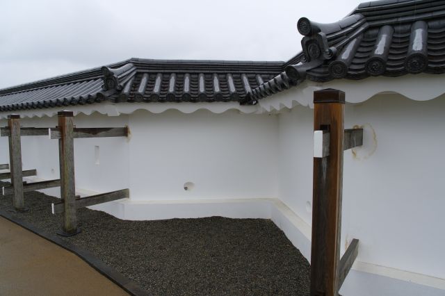 中央部は出っ張った構造。