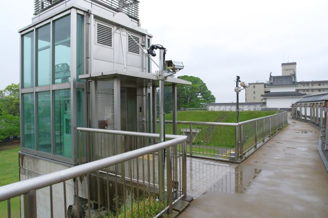 エレベーターはここに出ます。両櫓前へバリアフリー。