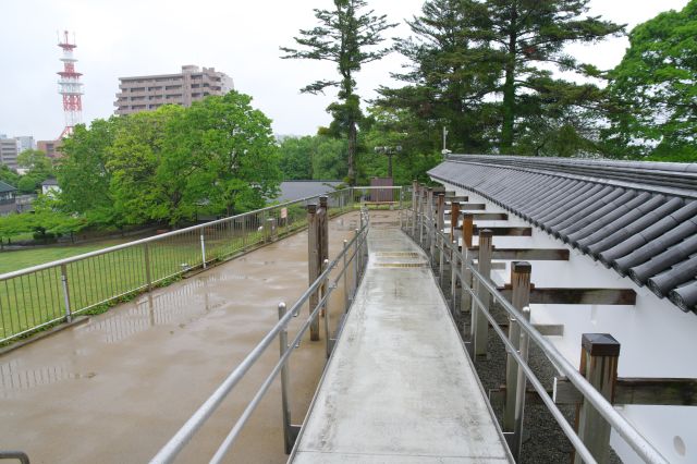 ここにもスロープがありバリアフリー意識を感じられます。