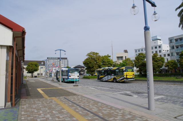 横に長いロータリー、奥にバス。