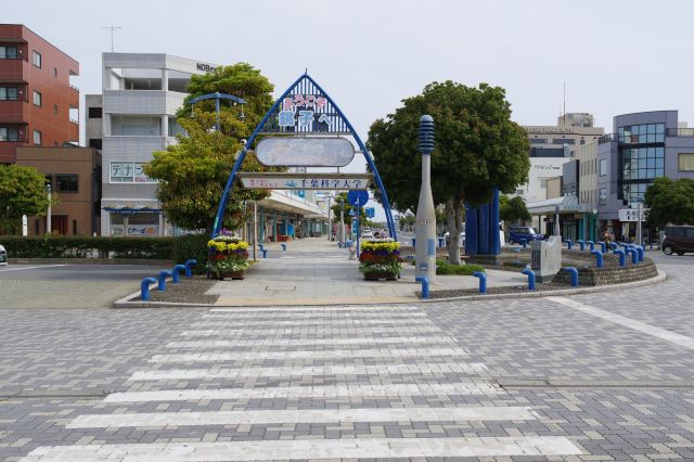 駅舎正面はシンボルロードに繋がります。