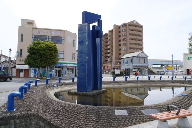 池にあるオブジェ。