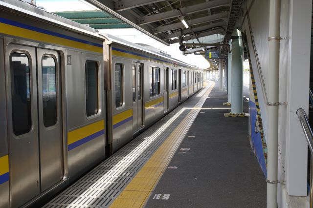 総武線は運行頻度が低く動きがなく静かです。