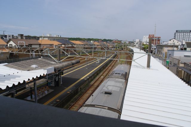 跨線橋(エレベーター有)から西側、JRとして関東最東端駅から総武線と成田線の線路が伸びます。