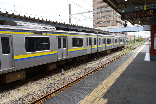 2、3番線へ。こちらも動きが無く静かです。