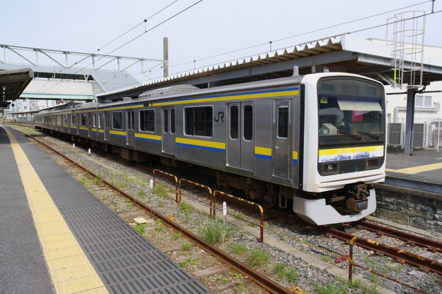 1番線の列車、前面の色が落ちています。