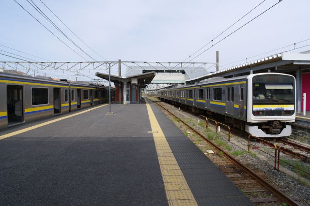 左には3番線の列車も。