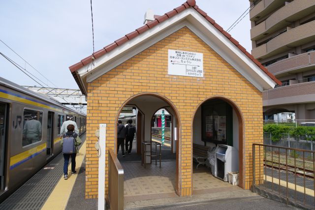 小さな駅舎・待合室、駅員はおらずそのまま通過できます。