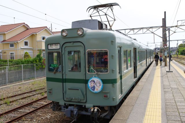 前年に南海電鉄から譲渡された車両です。2両編成、アニメ柄のヘッドマークがついています。