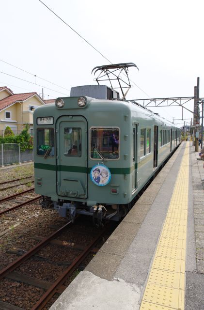 JR側と異なり1本だけのシンプルな架線です。