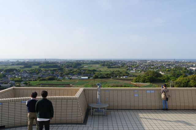 屋上は全方向開放的で遮るものがないてっぺんの眺望です。風が吹き踏切等の音が聞こえます。北側の利根川河口部方面。