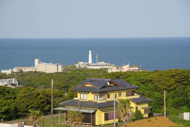 犬吠埼灯台、周囲にホテルが建ち並ぶ。