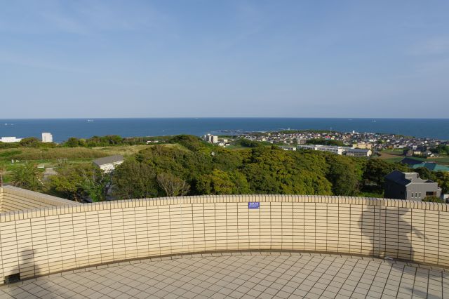 南東側、外川駅周辺。きれいな海と水平線が続きます。