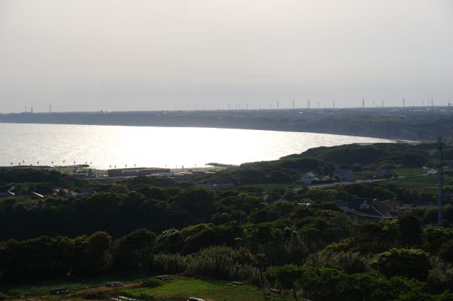 断崖が続く弧状の屛風ヶ浦、輝く海。