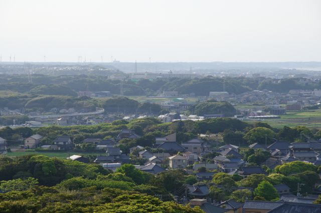 少し右側の半島中央部。