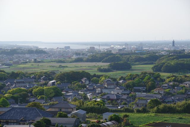 建物が大きめの銚子駅周辺、利根川が見えます。