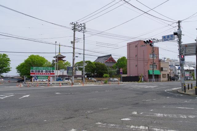 銚子電鉄の観音駅から北上して大きな交差点へ。お寺の建物が見えます。