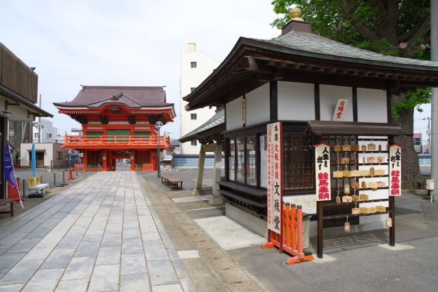 振り返って文殊堂。