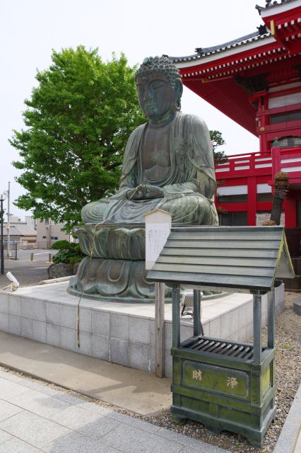 脇には1711年建立の銚子大仏が鎮座します。