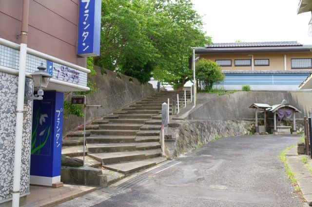 階段を下り寺の外へ。