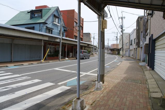 通り沿いに少しレトロな街並みが続きます。