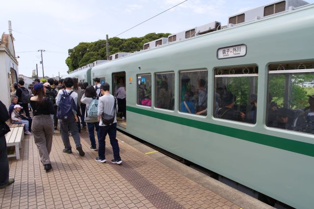 犬吠駅では沢山の乗客が下車しました。