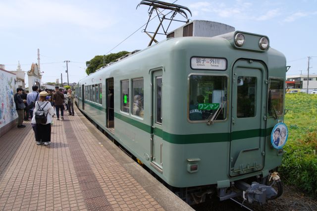 元南海電鉄車両とホームの沢山の乗客。