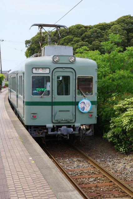 長いホームを進む列車。