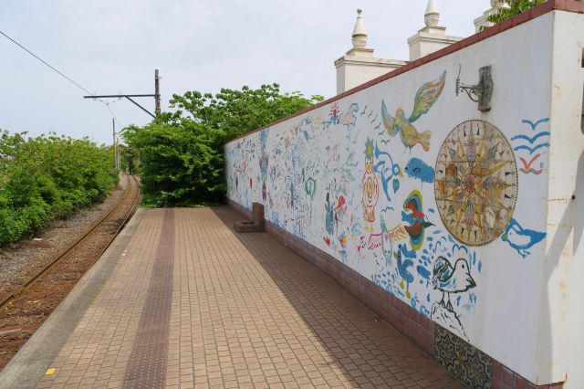 静まり返ったホーム、壁の絵が印象的です。