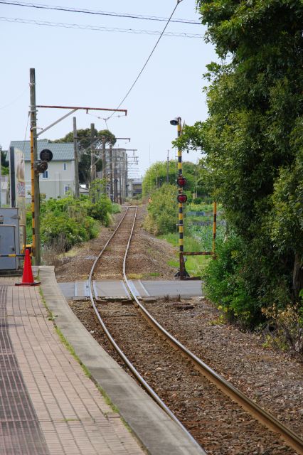 踏切の先に隣の終点・外川駅へ向かう線路が伸びる。